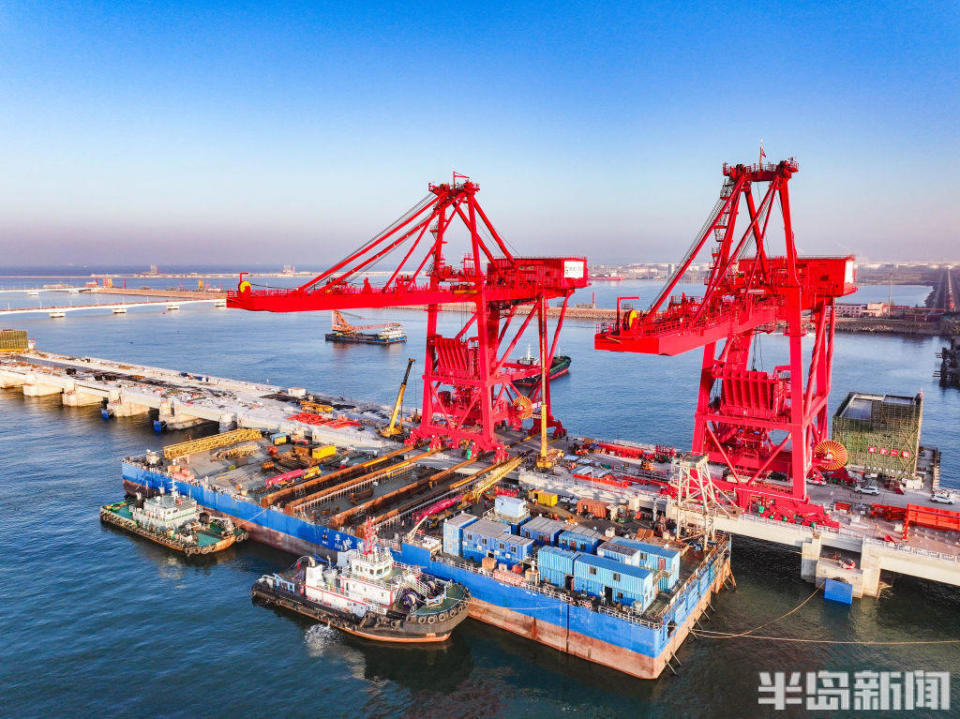 2臺卸船機成功上岸，青島港第二座40萬噸級礦石碼頭預計今年下半年投用